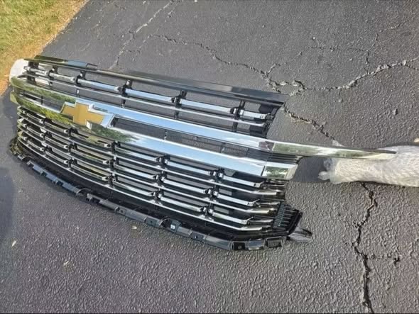 OEM Chevrolet Tahoe / Suburban Front Grille - Image 4