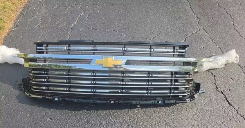 OEM Chevrolet Tahoe / Suburban Front Grille - Image 6