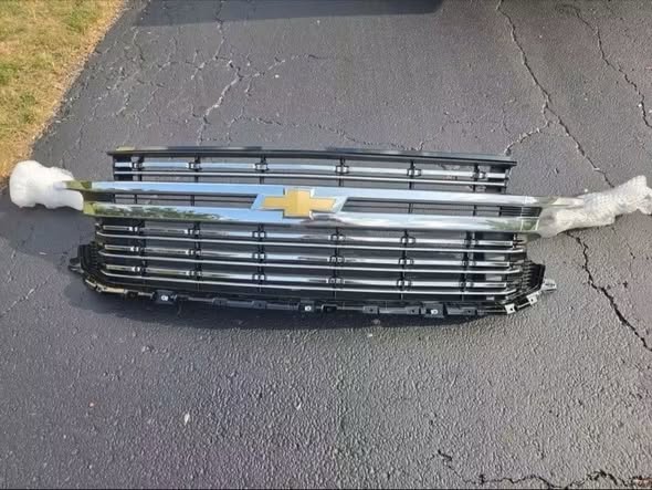 OEM Chevrolet Tahoe / Suburban Front Grille - Image 5