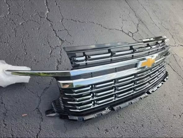 OEM Chevrolet Tahoe / Suburban Front Grille - Image 2